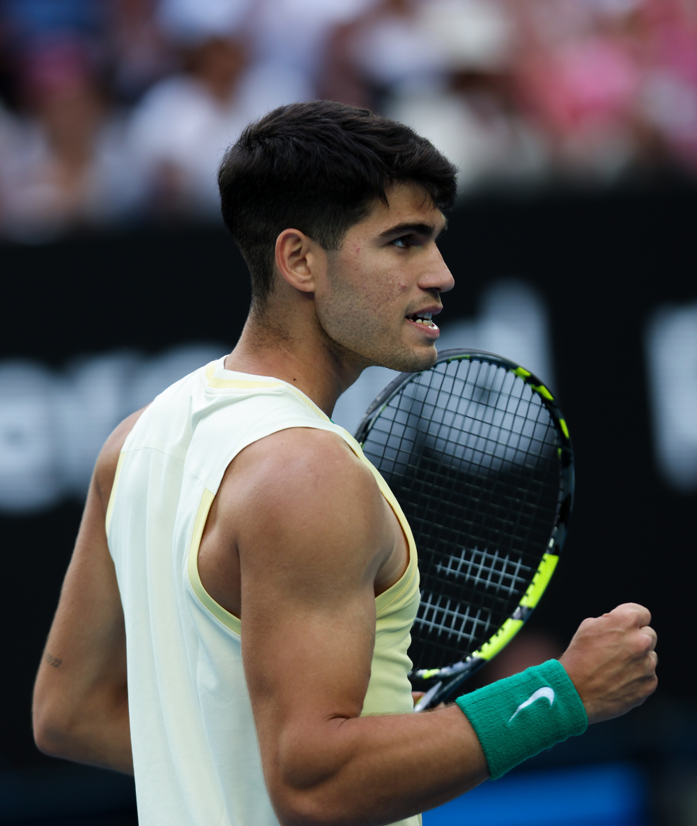 包含英国网球队鏖战澳大利亚网球队，阿尔卡拉斯统治全场的词条