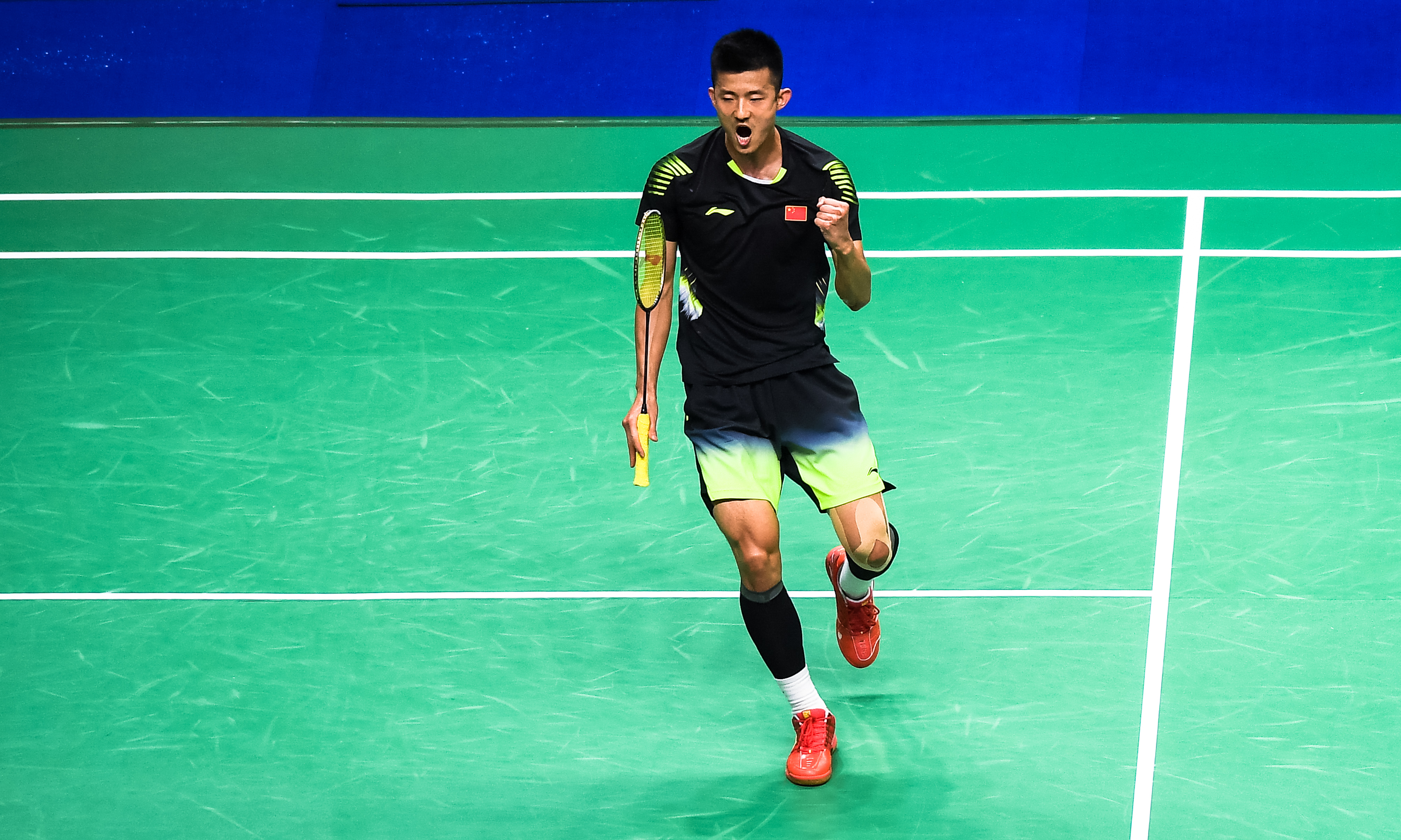 印尼羽毛球队完胜丹麦羽毛球队，谌龙关键制胜