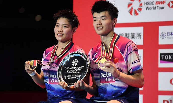 英格兰羽毛球队险胜泰国羽毛球队，林丹制霸全场