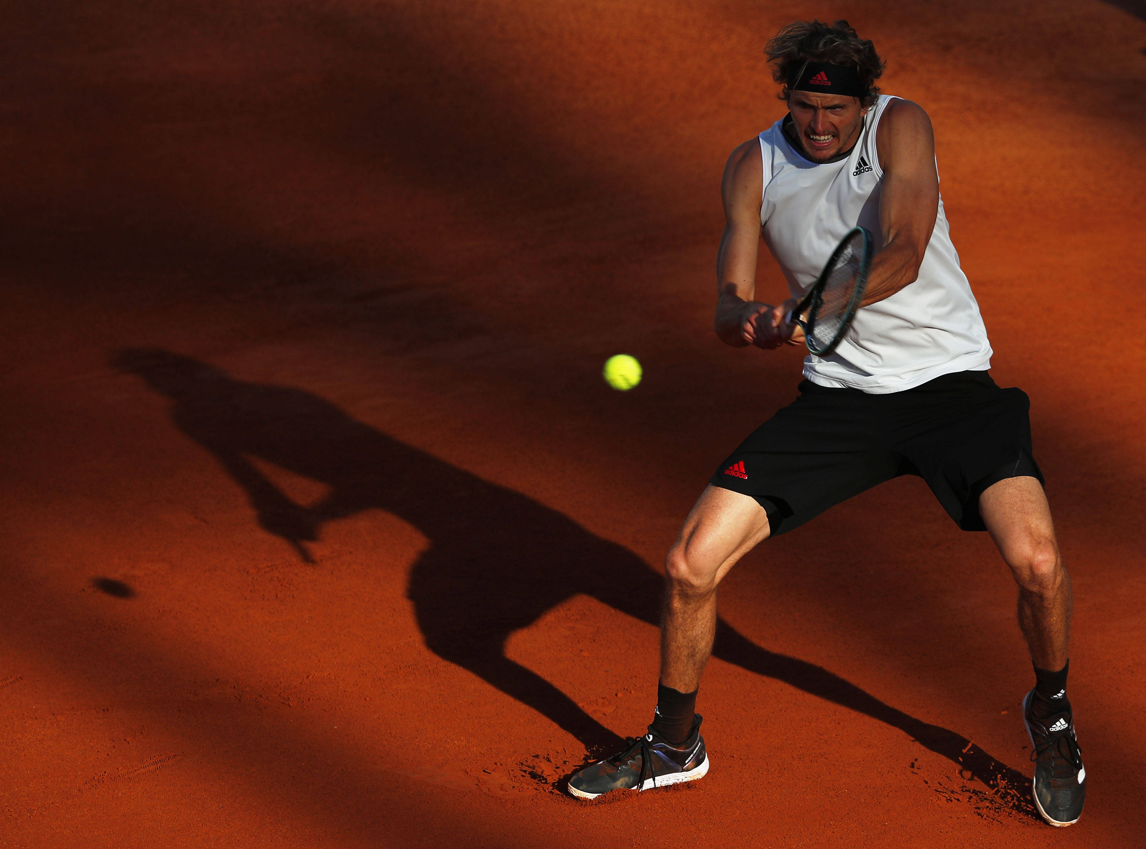 意大利网球队险胜英国网球队，兹维列夫惊艳世界