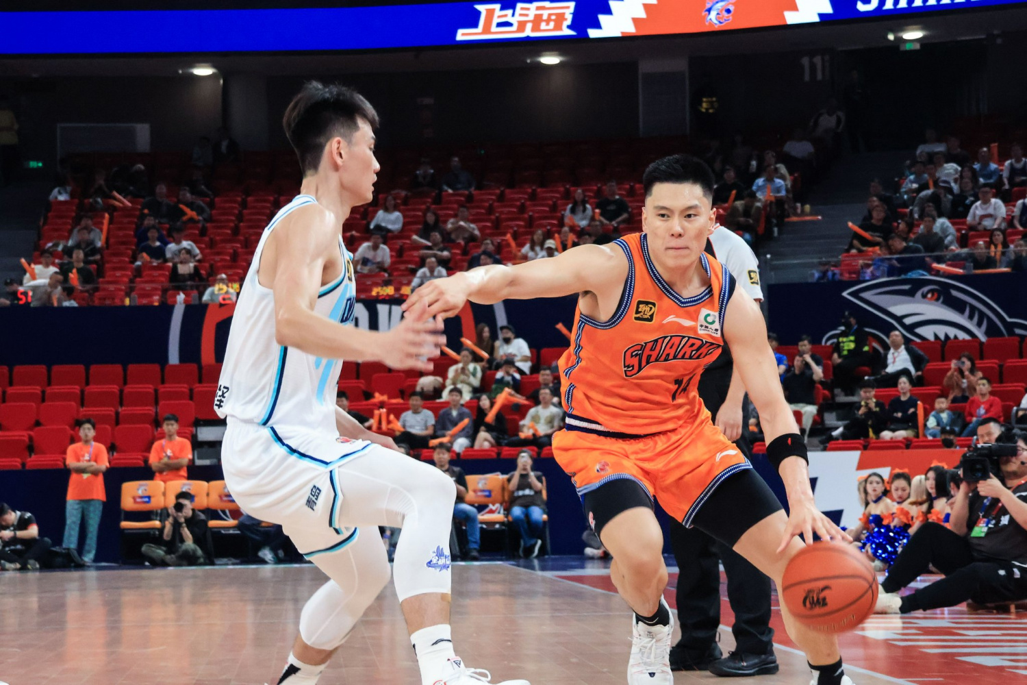 上海队力克猛龙，米切尔统治全场的简单介绍