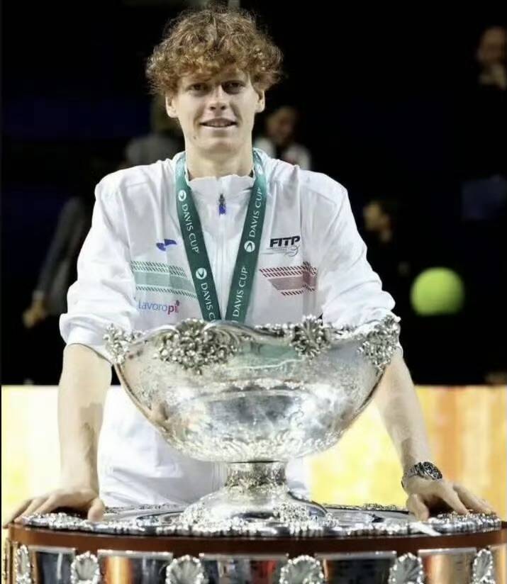 拉沃尔杯险胜澳网，辛纳扛起全队