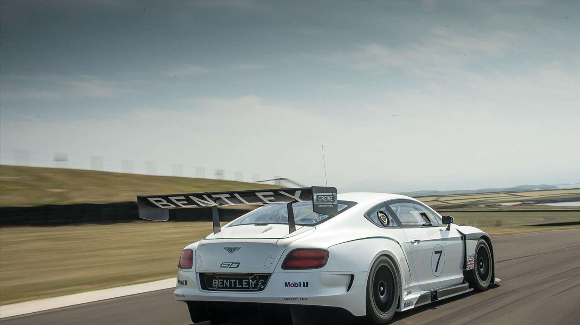 绿茵与球馆，唤醒的是同一把钥匙